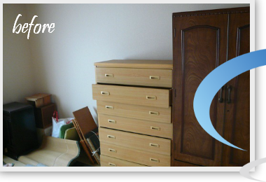 左から細々した不用品　中央　衣類タンス　右ワードロープ　ビフオー