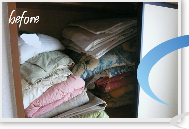 押入れの中にたくさんの布団や毛布、枕、座布団、シーツなど、作業前