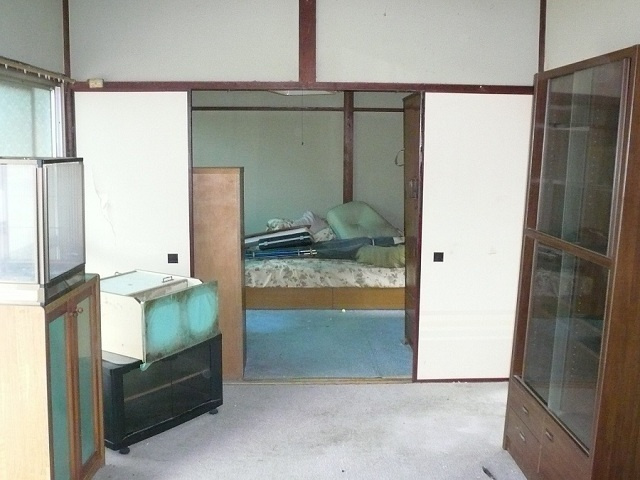 右から本棚、テレビ台、棚、ベッドなど　回収前