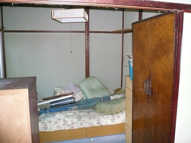 右から婚礼ダンス、ベッドなど回収前