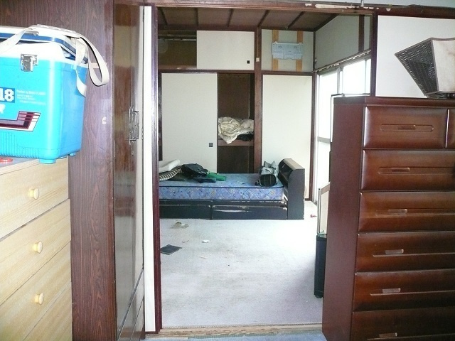 衣類タンス、ベッドマットレス、布団など回収前