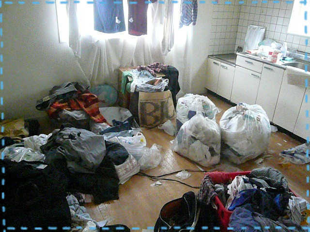 キッチンダイニングに散乱する衣類