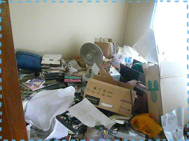 和室にも不用品、雑誌、家電が混在してる様子