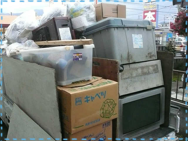 不用品を積み込んだ荷台