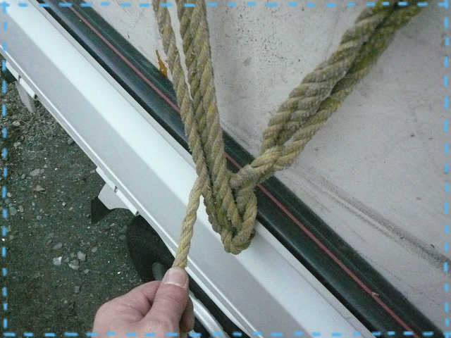 不用品が崩れないようにロープで固定