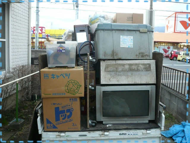 きっちり不用品をトラックに積み込んだ様子