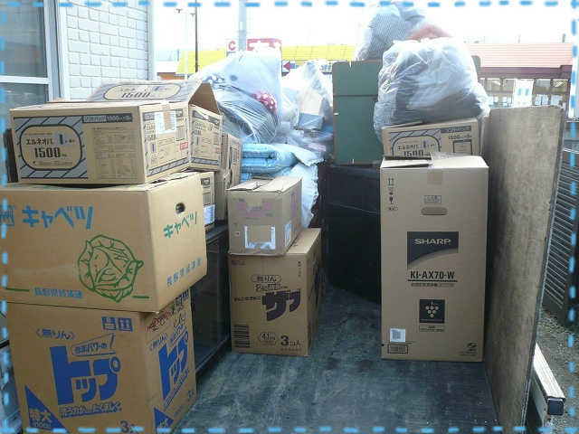 積み込みスペースが限られてるので、隙間なく積み込む様子