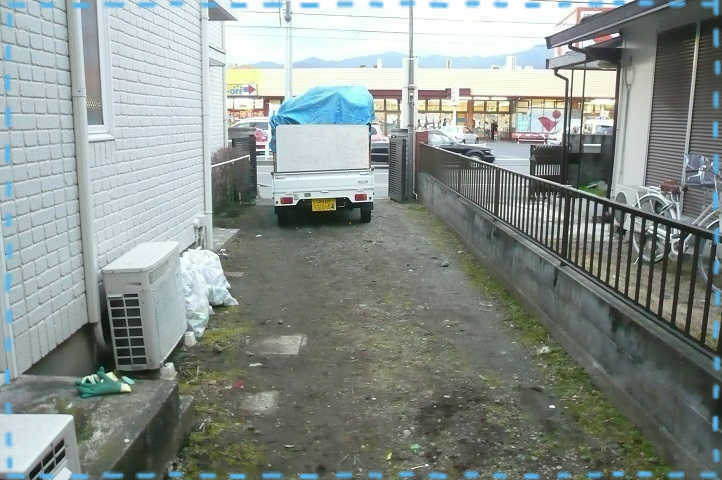 不要品の積み込みが完了したトラック